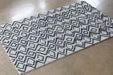 RUG352 - 5' x 8' Gray/Taupe Wool & Cotton Diamond Patterned Rug